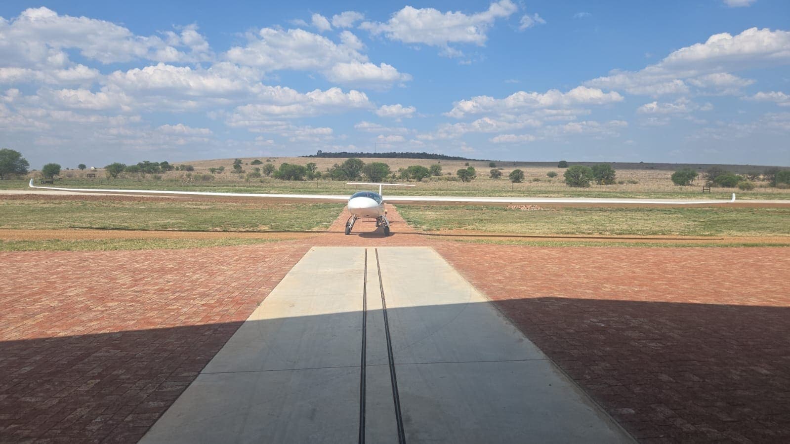 Stemme S12 head-on on the taxiway