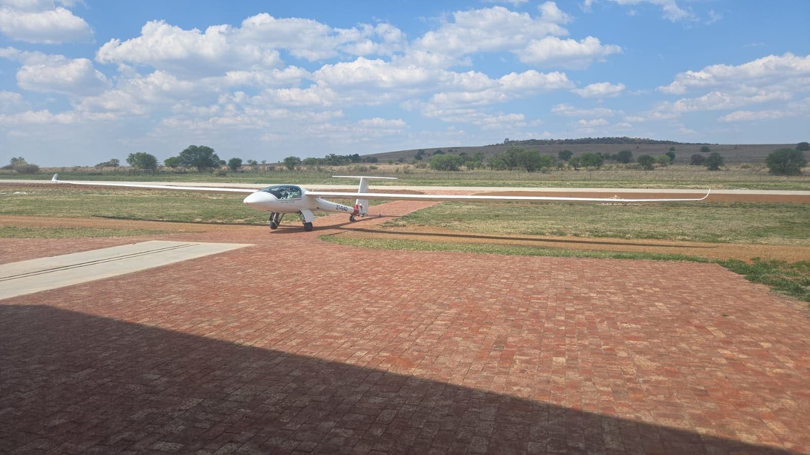 Stemme S12 side view on the runway
