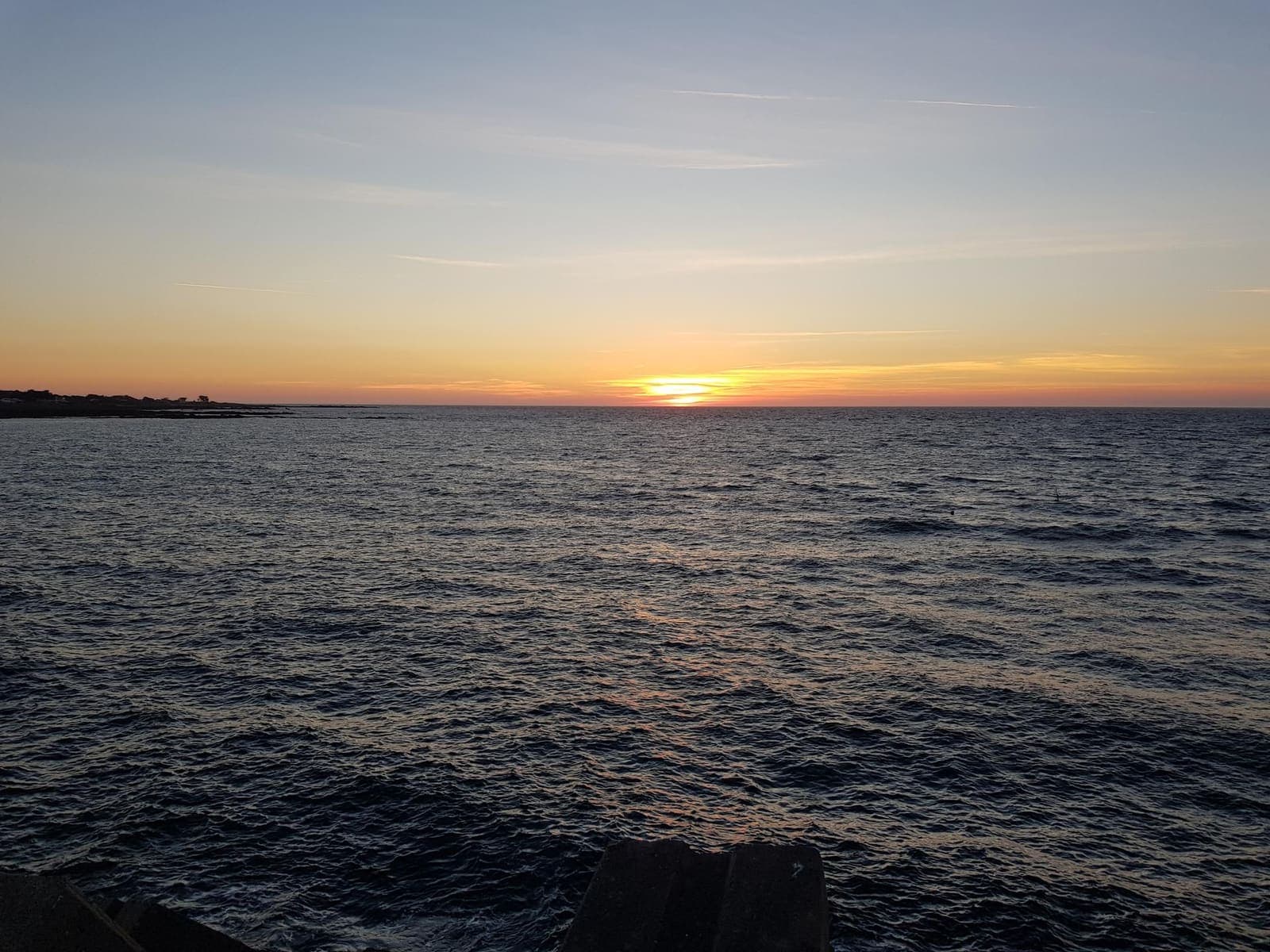 Sonnenuntergang über dem Atlantik vom Strand der Île-d'Yeu aus