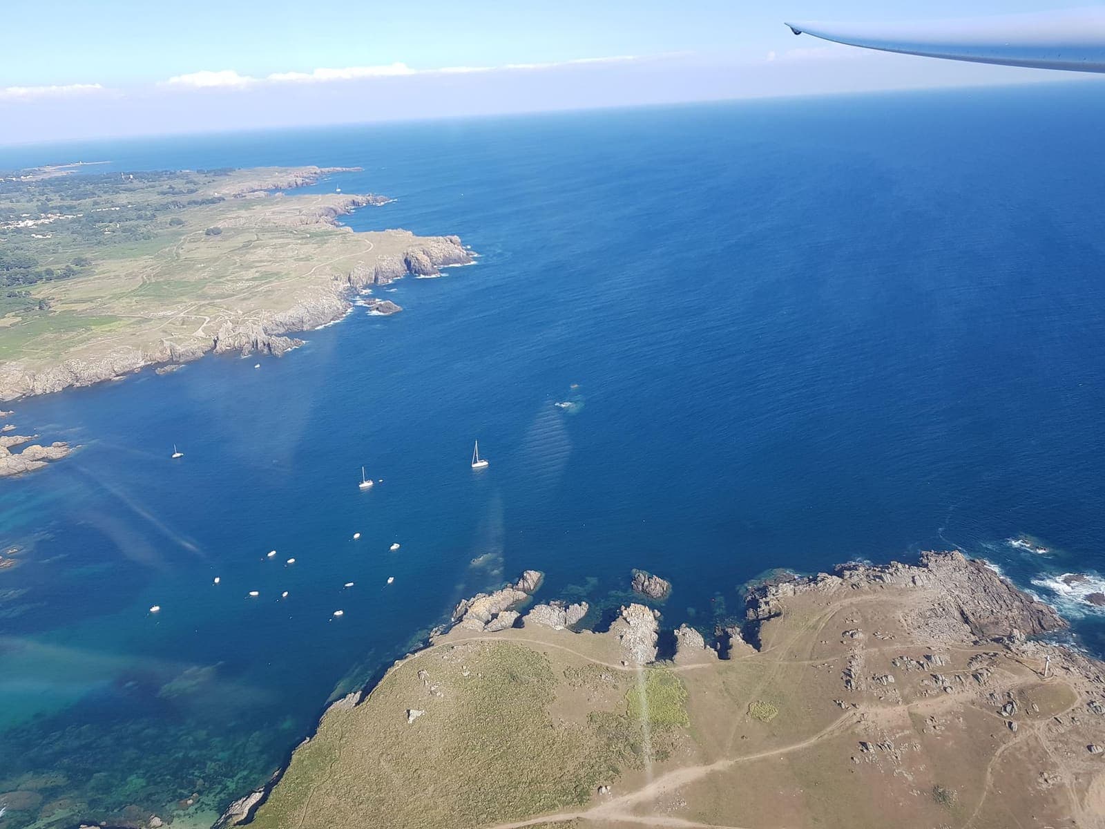 Türkisfarbene Buchten und ankernde Boote an der Felsküste der Île-d'Yeu