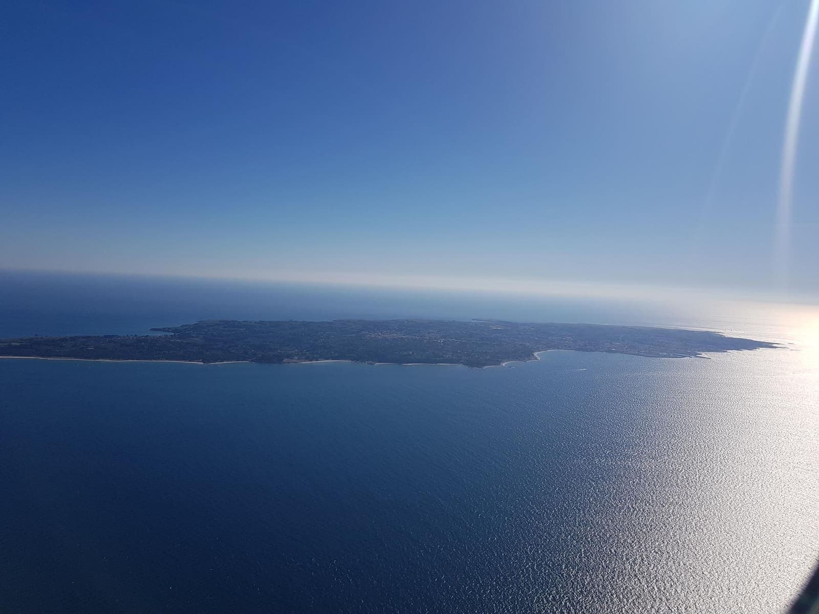 Île-d'Yeu als schmale Silhouette am glitzernden Atlantikhorizont