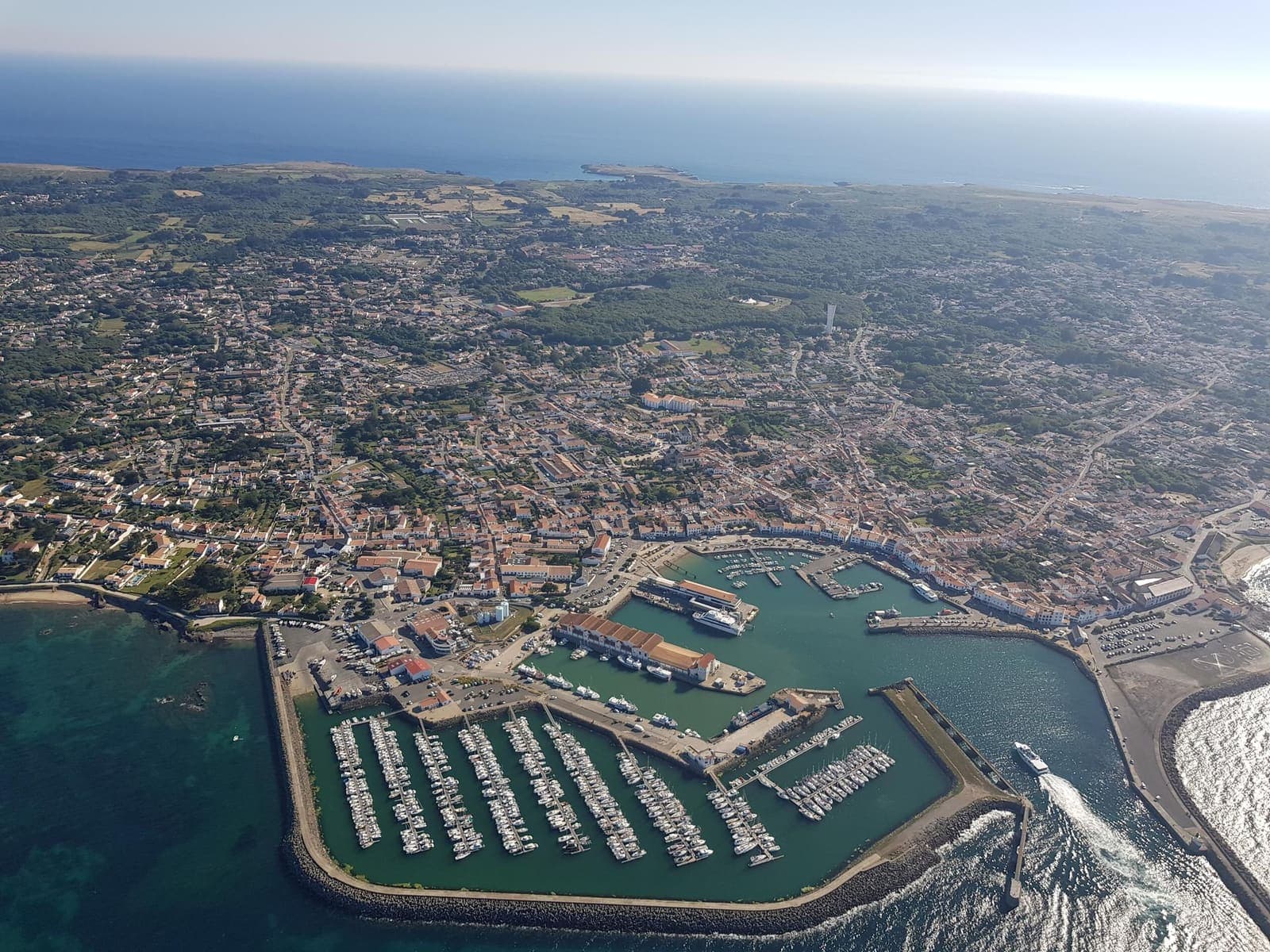 Port-Joinville mit seinem Yachthafen auf der Île-d'Yeu von oben