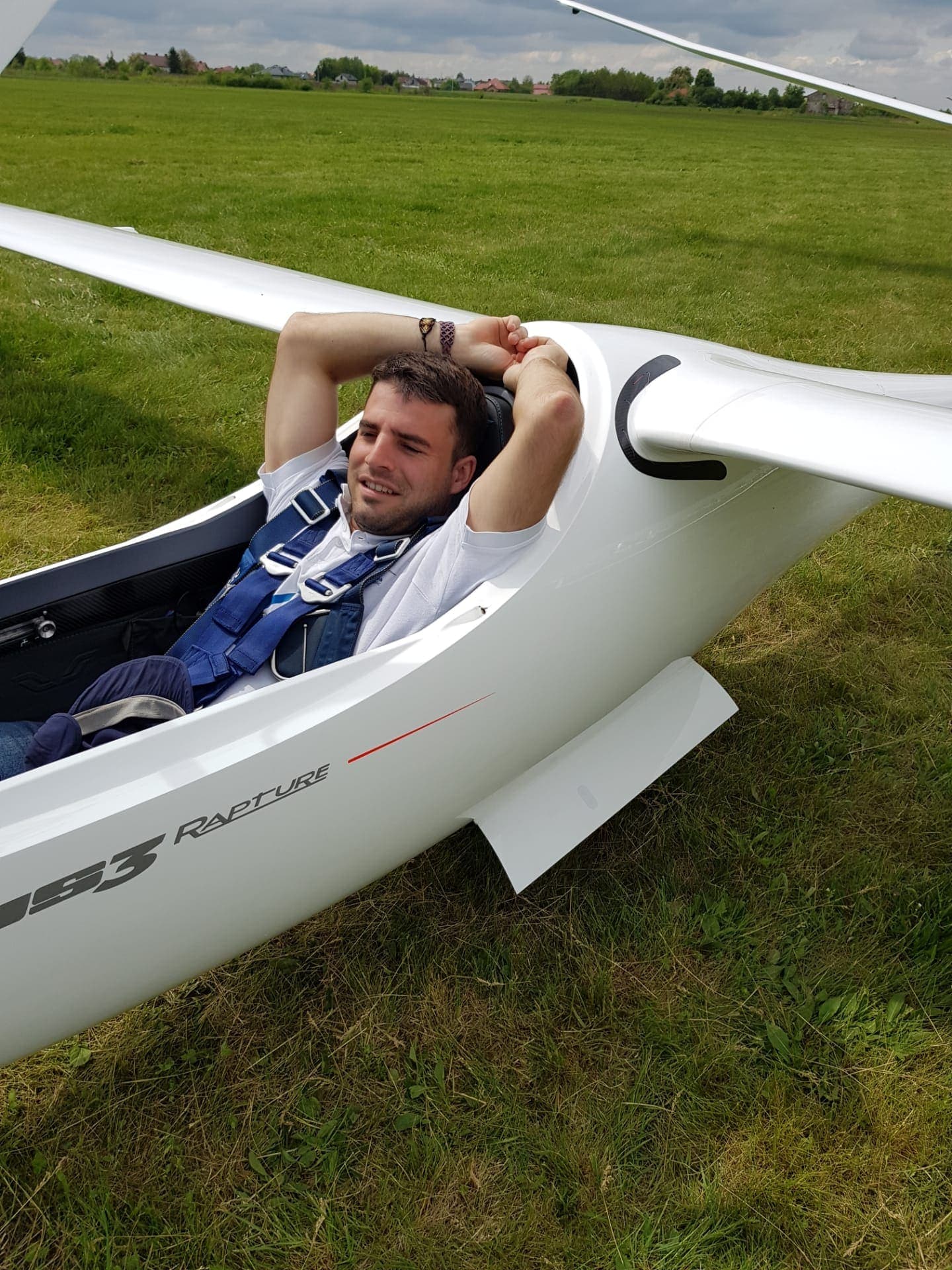 Pilot im Cockpit eines JS3-Hochleistungs-Segelflugzeugs
