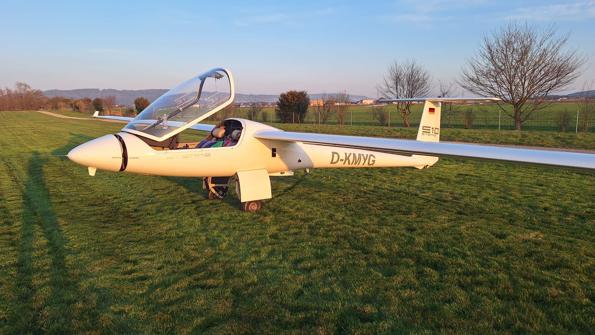 Die Stemme S10 von Swiss Sailplane im Profil auf einem Grasplatz im Abendlicht