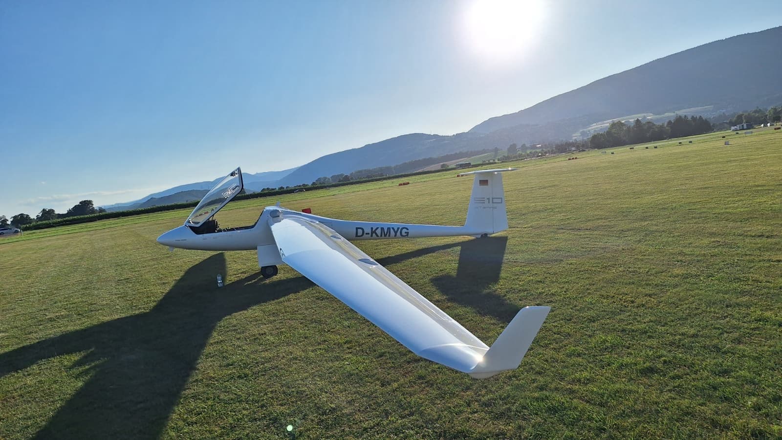 Nahaufnahme von Tragfläche und Winglet der Stemme S10 im warmen Abendlicht