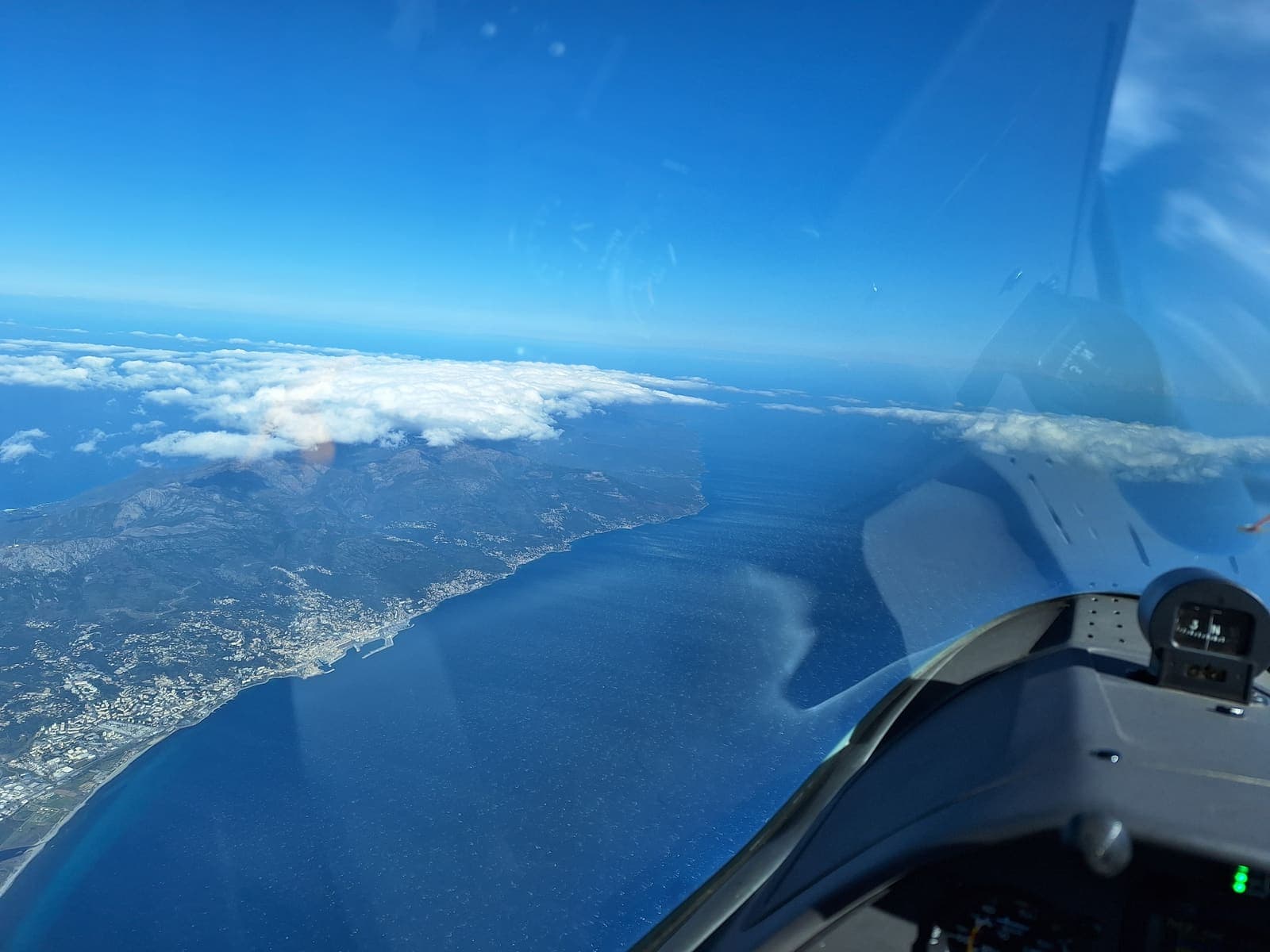 Die korsische Küste und das offene Meer vor dem Cockpit, auf Kurs Richtung Italien